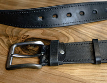 Sturdy and versatile leather belt, High quality leather belt, Black leather belt, Personalized leather belt, Belt with monochromatic stitch