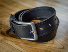 Sturdy and versatile leather belt, High quality leather belt, Black leather belt, Personalized leather belt, Belt with monochromatic stitch