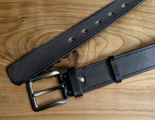 Sturdy and versatile leather belt, High quality leather belt, Black leather belt, Personalized leather belt, Belt with monochromatic stitch