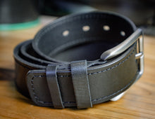 Sturdy and versatile leather belt, High quality leather belt, Black leather belt, Personalized leather belt, Belt with monochromatic stitch