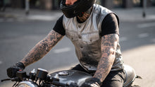 Сірий шкіряний жилет Motorcycle Club – байкерський жилет | FashionRacing