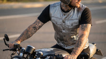 Сірий шкіряний жилет Motorcycle Club – байкерський жилет | FashionRacing