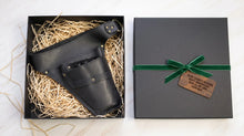 gift box featuring a personalized black leather barber holster handcrafted from premium full-grain leather and presented in elegant gift-ready packaging with natural wood shred filler. The premium gift box is finished with a green velvet ribbon and a custom engraved leather gift tag, making it ideal for anniversaries, birthdays, Father's Day, Christmas, employee appreciation, and corporate gifting. Designed with multiple compartments for barber scissors, clippers, combs, razors, and styling tools