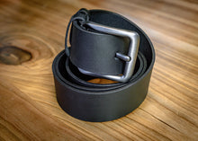 Schwarzer Ledergürtel | Designer-Gürtel für Herren "Quill" | Handgemacht